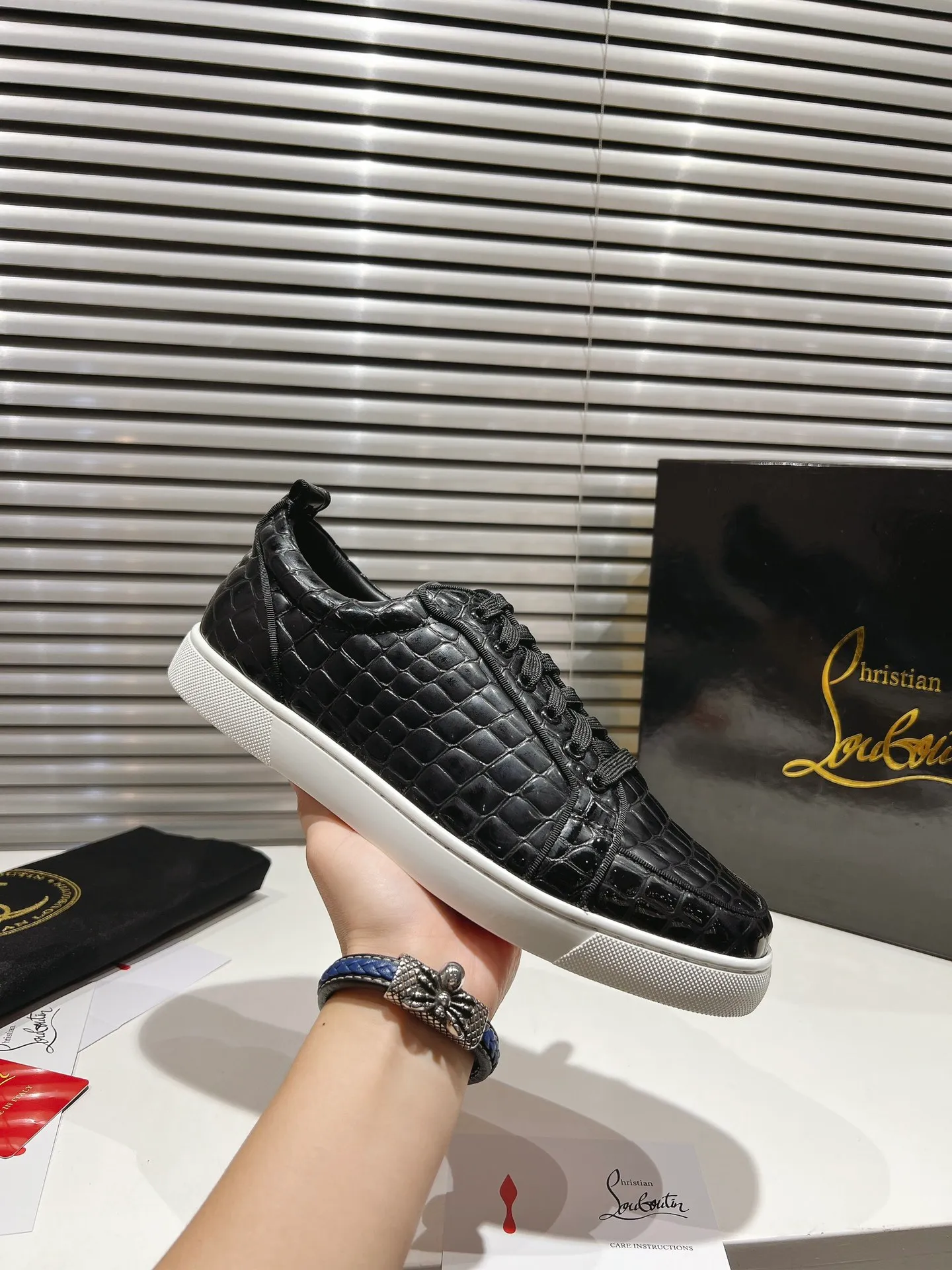 👟👟Ex-factory price 680👟👟 ╔Low top black stone pattern rim model╗ ·Top version customization·²⁰²²𝐬𝐬 𝑪𝒉𝒓𝒊𝒔𝒕𝒊𝒂𝒏 𝑳𝒐𝒖𝒃𝒐𝒖𝒕𝒊𝒏 ▪️No matter the last shape, fabric, diamonds, nails, lining, outsole, they are as close as possible to ZP... ▪️The original sole is specially provided by the original factory ▪️The lining is imported water-dyed cowhide ▪️Private customization time is about 3-7 days —————— Size: Women's 35M-41M Men's 38M-47M, half size can be customized
